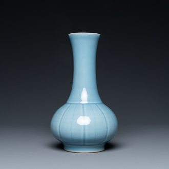 Een Chinese monochrome lavendelblauwe flesvormige vaas, Yongzheng merk, Republiek