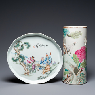 Een Chinees famille rose plateau met go-spelers en een qianjiang cai hoedensteun, 19/20e eeuw