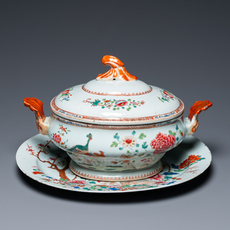 Een Chinese famille rose dekselterrine op onderschotel, Qianlong