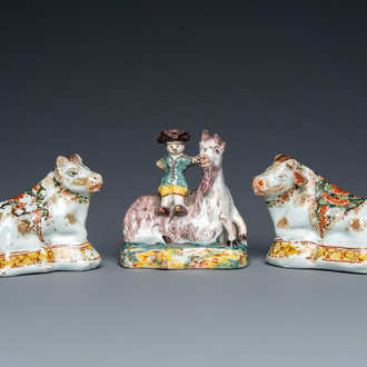 Drie polychrome en koud beschilderde Delftse miniaturen met een bokkenrijder en twee koeien, 18e eeuw