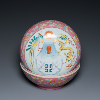 Een Chinese famille rose dekseldoos met een draak en een feniks, Jing Yuan Tang Zhi 靜遠堂製 merk, Republiek