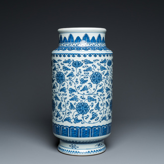 Een Chinese blauw-witte vaas met florale slingers, wellicht Qianlong