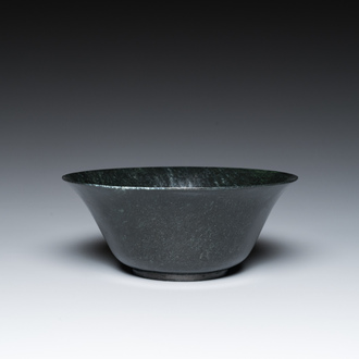 Een Chinese donkergroene jade kom, Qing