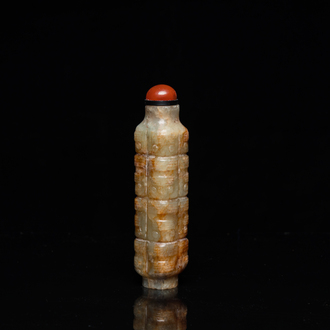 Een Chinese celadon-roest jade 'cong' snuiffles, wellicht Qing