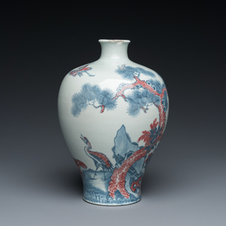 Een Chinese blauw-witte en koperrode 'meiping' vaas met kraanvogels, Yongzheng merk, 19/20e eeuw
