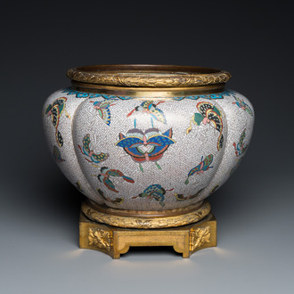Een Chinese cloisonné '100 vlinders' jardinière met vergulde bronzen montuur, 19e eeuw