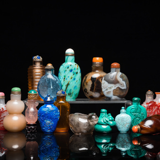 17 Chinese snuifflessen en een waterdruppelaar in glas, agaat en hardsteen, 19/20e eeuw