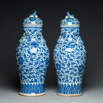 Een paar Chinese blauw-witte dekselvazen met florale slingers, 19e eeuw