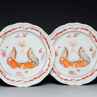 Een paar Chinese famille rose onderschotels voor 'Boeddha' terrines, Qianlong