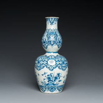 Een blauw-witte Delftse kalebasvaas, 1e kwart 18e eeuw