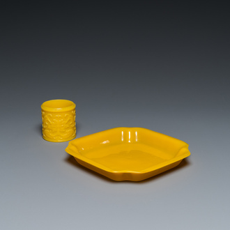 Een Chinese schotel en een cilindrische pot in geel Peking glas, Qing/Republiek