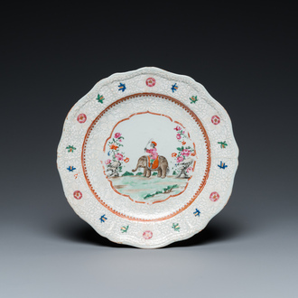 Een Chinees famille rose bord met een ruiter op olifant voor de Indische markt, Qianlong