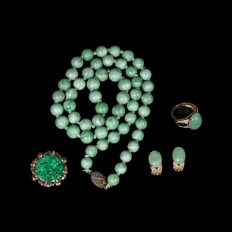 Een collectie Chinese juwelen met jade en goud, 20e eeuw