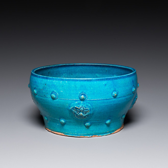 Een Chinese turquoise-geglazuurde wierookbrander of offerandekom, late Ming