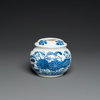 Een Chinese blauw-witte 'Bleu de Hue' waterpijp voor de Vietnamese markt, Lưu hương nhã ngoạn 雅玩留香 merk, 19e eeuw