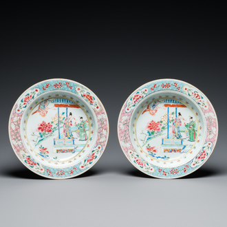 Een paar Chinese famille rose 'Xi Xiang Ji' borden, Yongzheng