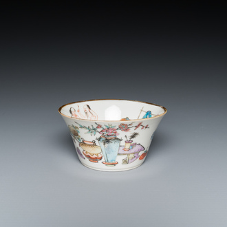 Een Chinese qianjiang cai kom met erotisch decor, 19e eeuw