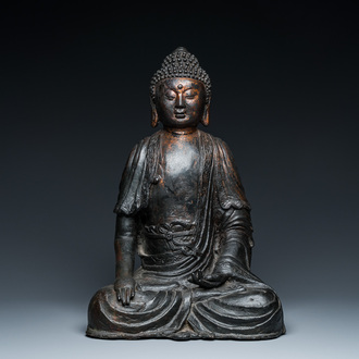 Een grote Sino-Tibetaanse bronzen Boeddha met sporen van vergulding, Ming
