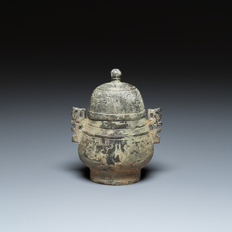 Een Chinese bronzen 'you' of rituele wijnkan, Zhou, ca. 11e-9e v.C.