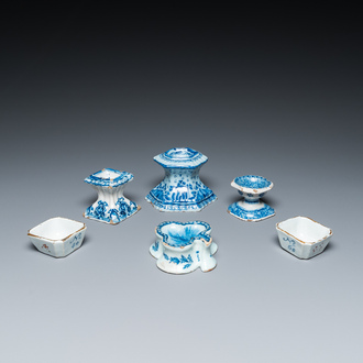 Vier blauw-witte Delftse zoutvaten en twee genummerde bakjes, 18e eeuw