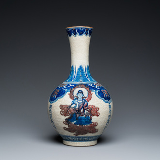 Een Chinese blauw-witte en koperrode flesvormige Nanking vaas, Yongzheng merk, 19/20e eeuw