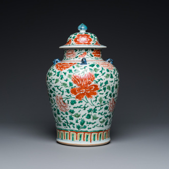Een Chinese famille verte dekselvaas met pioenslingers, Kangxi