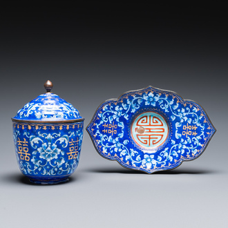 Een Chinese dekselkom op onderschotel in Canton email met blauwe fondkleur, Qianlong