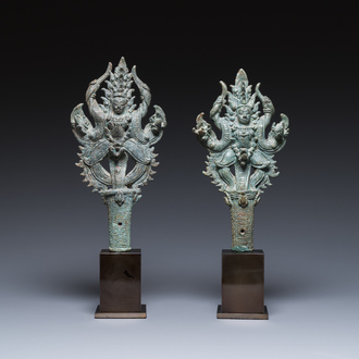 Een paar bronzen Khmer ornamenten met dansende Apsaras in Bayon-stijl, Cambodja, Angkor periode, 13e eeuw