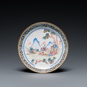 Een Chinees bord in Canton email met go-spelers, Yongzheng/Qianlong