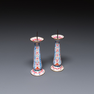 Een paar Chinese kandelaars in Canton email, Yongzheng/Qianlong