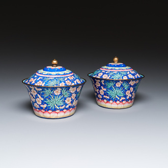 Een paar Chinese dekselkommen in Canton email, Qianlong