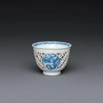 Een zeldzame Chinese opengewerkte dubbelwandige blauw-witte kop met feniksen, Kangxi