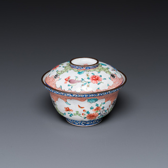 Een Chinese dekselkom met bloemen en vlinders in Canton email, Yongzheng/Qianlong