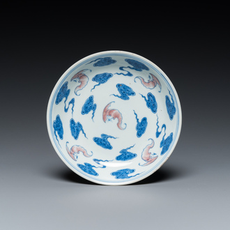 Een Chinees blauw-wit en koperrood bord met vleermuizen tussen wolken, Qianlong merk maar wellicht later