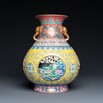 Een tweedelige en draaibare opengewerkte Chinese famille rose vaas, Qianlong merk, 20e eeuw
