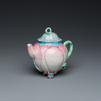Een Chinese famille rose 'lotus' theepot met deksel, Yongzheng