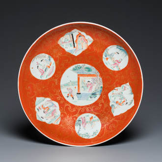 Een Chinese famille rose 'Xi Xiang Ji' schotel met koraalrode fondkleur, Qianlong merk, 19/20e eeuw
