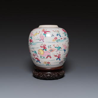 Een Chinese famille rose 'honderd jongens' pot, Yongzheng