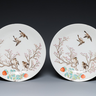 Een paar Chinese famille rose schotels met eksters bij prunusbloesems, Qianlong merk, Republiek