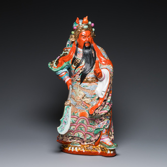 Een grote Chinese famille rose figuur van Guandi, gesign. Zeng Shandong 曾山東, gedat. 1984