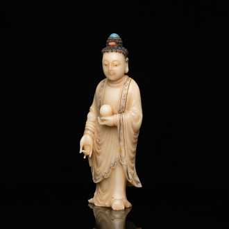 Een Chinese zeepstenen sculptuur van de genezende Boeddha of Bhaishajyaguru, 19e eeuw
