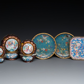 Twee Chinese cloisonné schotels, drie dekseldoosjes en een schotel in Canton email, 18/19e eeuw