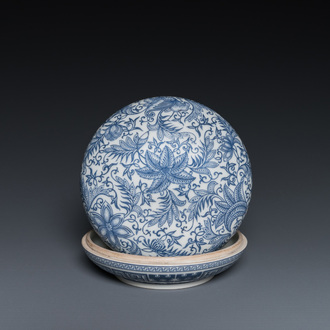 Een Chinese blauw-witte dekseldoos met overglazuur floraal decor, wellicht Republiek