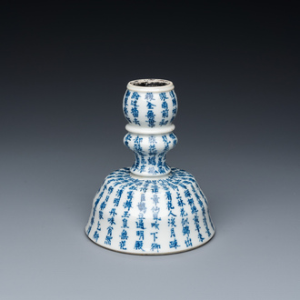 Een Chinese blauw-witte kandelaar met kalligrafie, Jin Yu Zhu Ji 金玉珠記 merk, 19e eeuw
