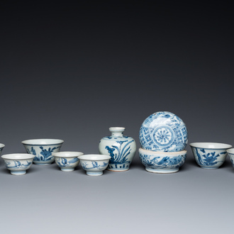 Negen stukken Chinees blauw-wit scheepswrakporselein, Wanli en later