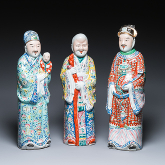 Drie Chinese famille rose figuren van sterrengoden, zegelmerk, 19/20e eeuw