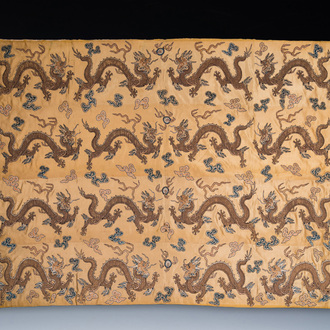 Een Chinees geborduurd zijden paneel met zestien vijfklauwige draken op een gele fondkleur, Da Ming 大明 merk, 19e eeuw