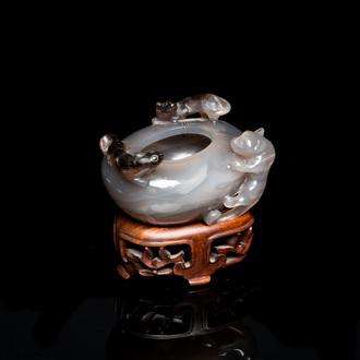 Een Chinese waterpot moet boeddhistische leeuwen in agaat op houten sokkel, 19e eeuw