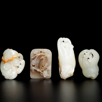 Vier Chinese snijwerken in witte en celadon jade, Qing/Republiek