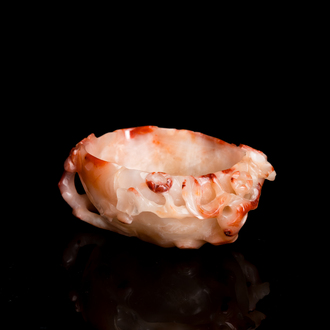 Een Chinese penselenwasser met een chilong in roze agaat, Qing